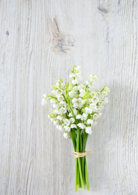 ahşap yüzeyde vadideki zambak