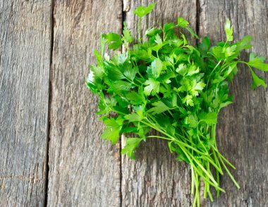 demet maydanoz ahşap yüzey üzerinde