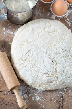 ahşap oklava ile taze hazırlanmış hamur