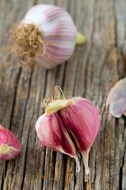 Tahta yüzeyde taze sarımsak