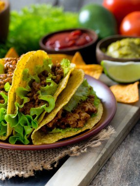 tabak tacos, cips ve domates sos