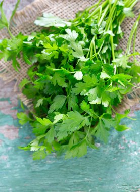 demet maydanoz ahşap yüzey üzerinde