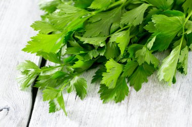 ahşap yüzeyde kereviz yaprakları