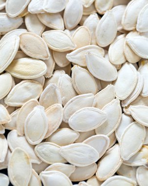 Ahşap arka plan üzerinde çiğ kabak çekirdeği