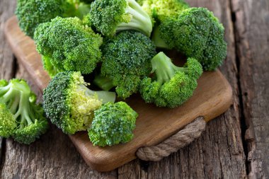 Tahta yüzeyde taze brokoli.