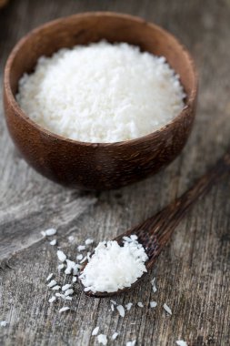 ahşap yüzeyde rendelenmiş hindistan cevizi