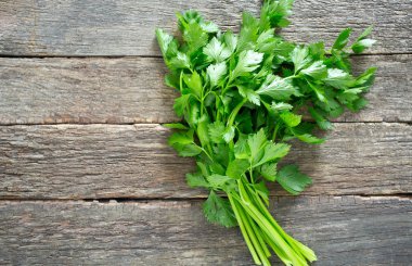 ahşap yüzeyde taze kereviz yaprakları