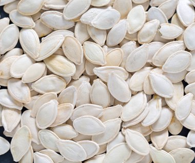 Ahşap arka plan üzerinde çiğ kabak çekirdeği