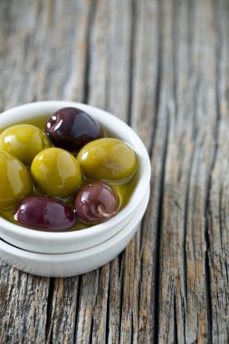 zeytin ahşap yüzeyde bir kasede