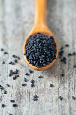 ahşap yüzey üzerinde siyah kimyon