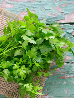 demet maydanoz ahşap yüzey üzerinde