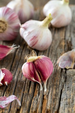 Tahta yüzeyde taze sarımsak