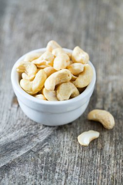 kaju fıstığı ahşap yüzey üzerinde
