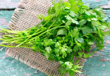 demet maydanoz ahşap yüzey üzerinde