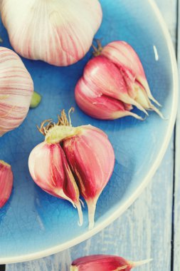 Tahta yüzeyde taze sarımsak