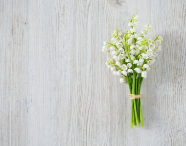 ahşap yüzeyde vadideki zambak