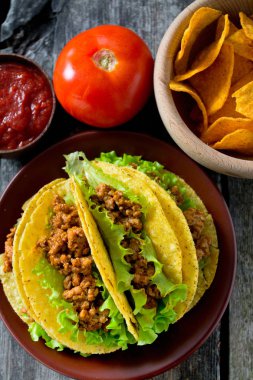 tabak tacos, cips ve domates sos