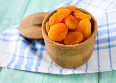 ahşap masa üstünde Kuru Kayısı