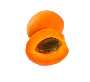 beyaz zemin üzerine sarı olgun kayısı