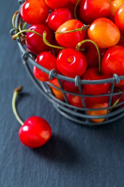 taş tahta üzerinde sarı ve pembe kiraz