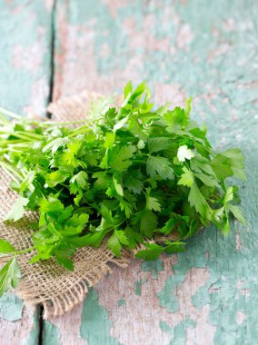 demet maydanoz ahşap yüzey üzerinde