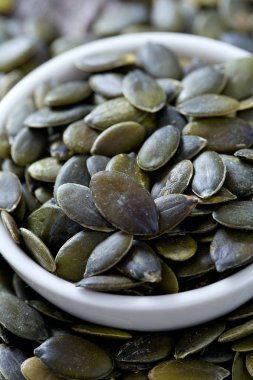 ahşap yüzey üzerinde kabak çekirdeği