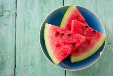 ahşap masa üzerinde taze kesilmiş karpuz