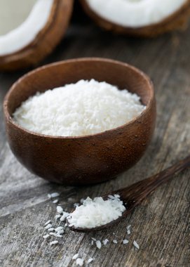 ahşap yüzeyde rendelenmiş hindistan cevizi