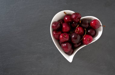 koyu arka plan üzerinde kiraz