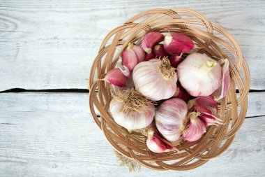 Tahta yüzeyde taze sarımsak