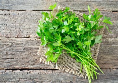 demet maydanoz ahşap yüzey üzerinde