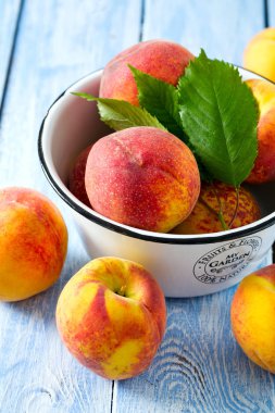 ahşap yüzeyde olgun şeftali