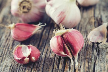 Tahta yüzeyde taze sarımsak