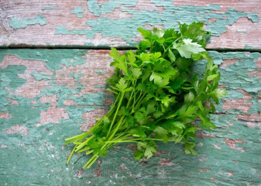 demet maydanoz ahşap yüzey üzerinde