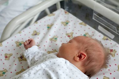 Yeni doğan bebek hastane basinet uyku
