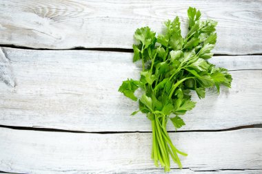 ahşap yüzeyde kereviz yaprakları