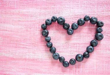 ahşap yüzey üzerinde yaban mersini