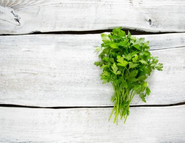 demet maydanoz ahşap yüzey üzerinde