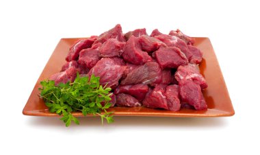 taze sığır eti beyaz zemin üzerine izole kekik ile