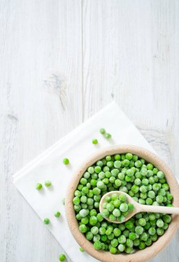 ahşap yüzey üzerinde frozem bezelye