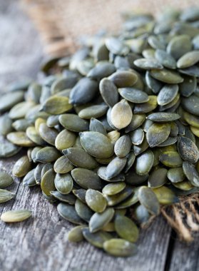 ahşap yüzey üzerinde kabak çekirdeği