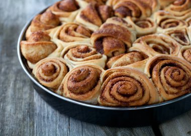 ahşap yüzey üzerinde tarçınlı çörek