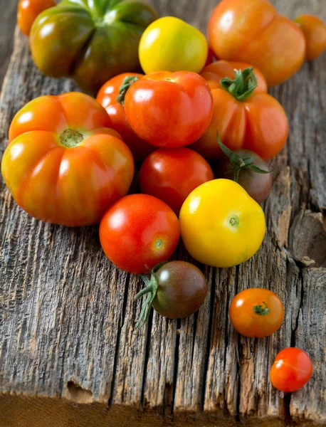 Tomates Orgánicos Coloridos Superficie Madera —  Fotos de Stock