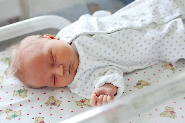 Pasgeboren Baby Slapen Het Ziekenhuis Basinet — Stockfoto