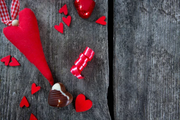 Srdce Čokoláda Květinami Stuhami Dřevěný Povrch — Stock fotografie