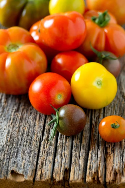 Kleurrijke Biologische Tomaten Een Houten Oppervlak — Stockfoto