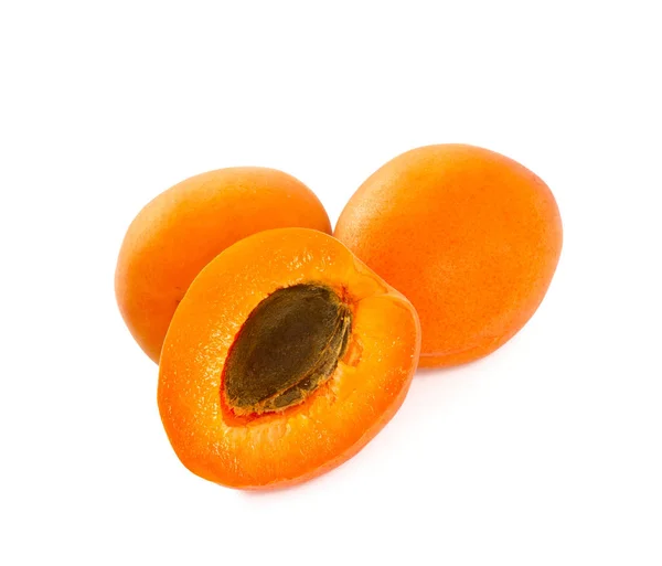 白色背景上的成熟黄杏 — 图库照片