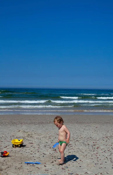 Kumsalda Oynarken Çocuklar — Stok fotoğraf