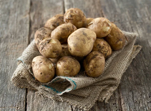 Kartoffeln Auf Holzoberfläche — Stockfoto