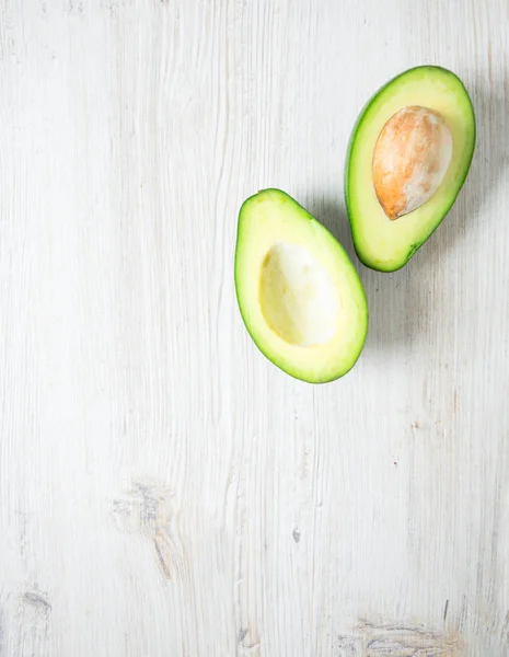 Avocado Auf Holzoberfläche — Stockfoto